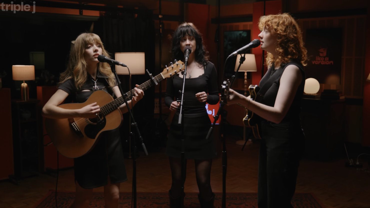 Regardez Folk Bitch Trio couvre les rois de `` Sex on Fire '' de Leon pour `` Like a Version ''