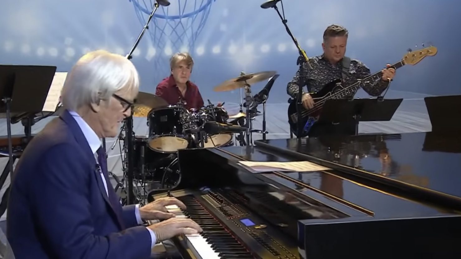 Regardez John Tesh dévoiler « Roundball Rock » en direct sur « Today Show »