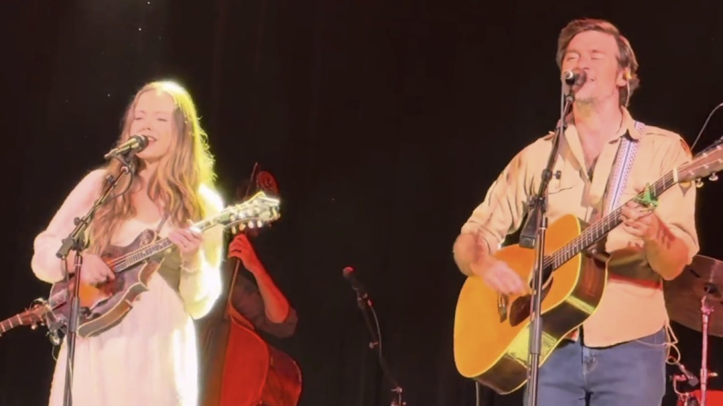 Regardez Sierra Hull et John Craigie interpréter « Don't Ask »