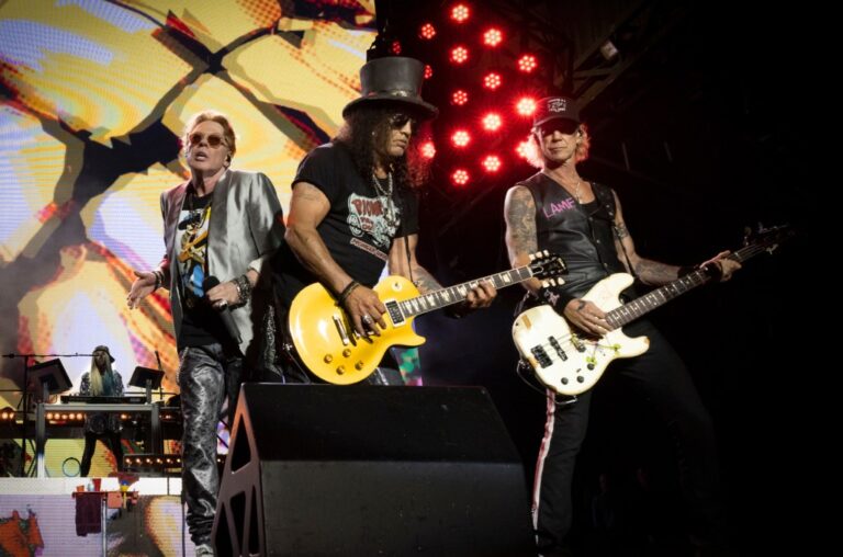 Slash annonce que le premier nouvel album de Guns N' Roses en 17 ans est « à venir »