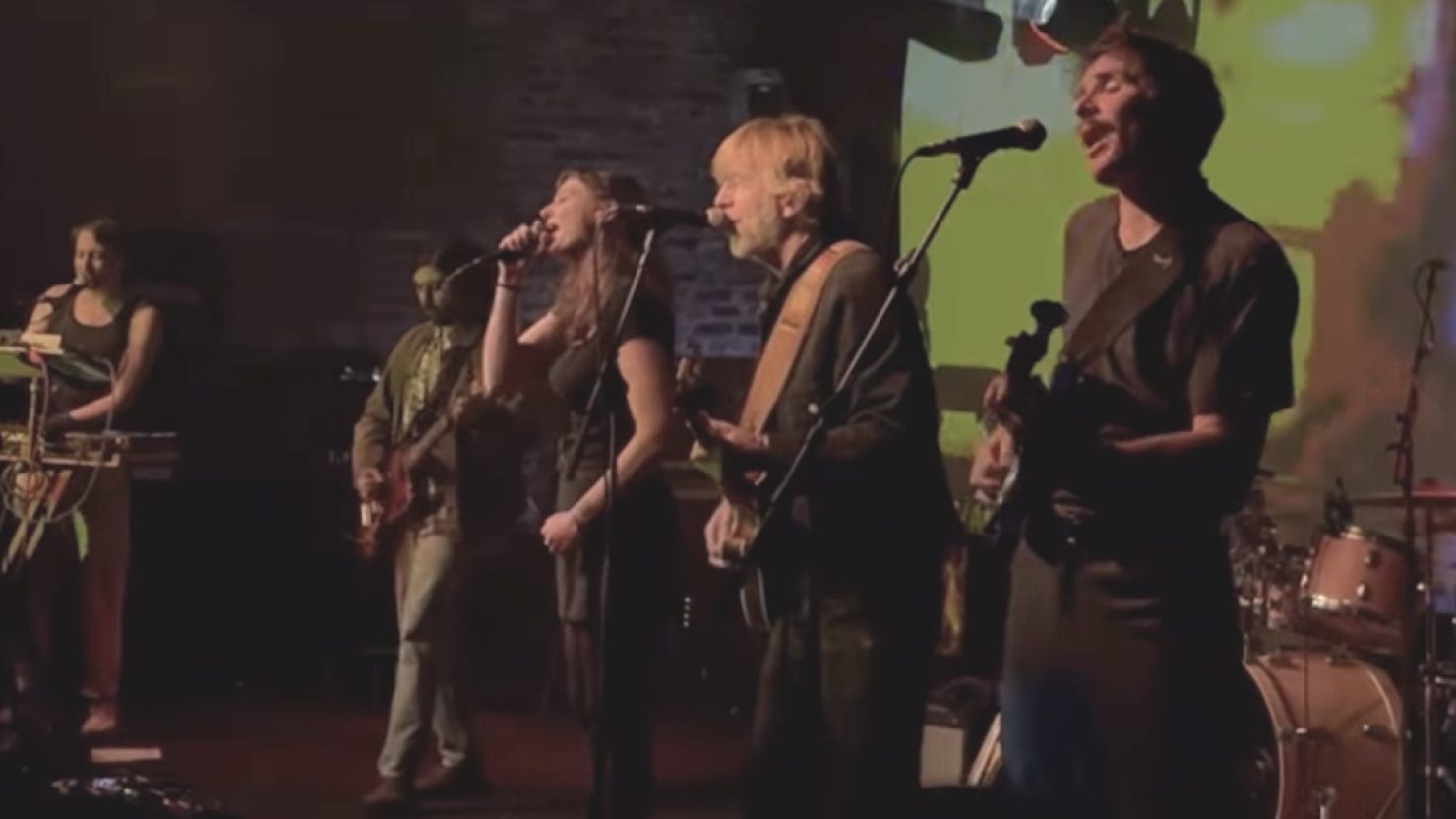 Trey Anastasio de Phish rejoint Guerilla Toss à Brooklyn