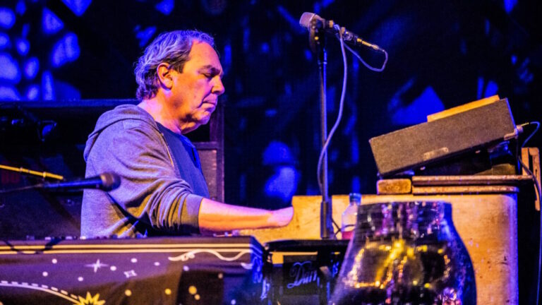 Une panique généralisée éclate lors de l'émission « Help Me Somebody » du NRBQ à Milwaukee