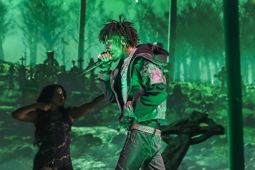 YoungBoy Never Broke Again crie à un fan pour lui avoir lancé des objets pendant le spectacle : "Jetez encore une chose ici"