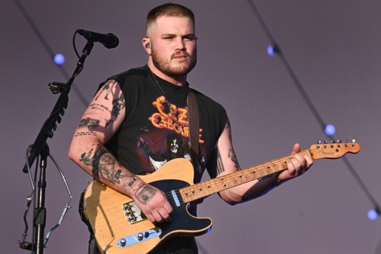 Zach Bryan condamne Ice & «  Cocky Motherf – Ker '' Cops dans New Song Teaser