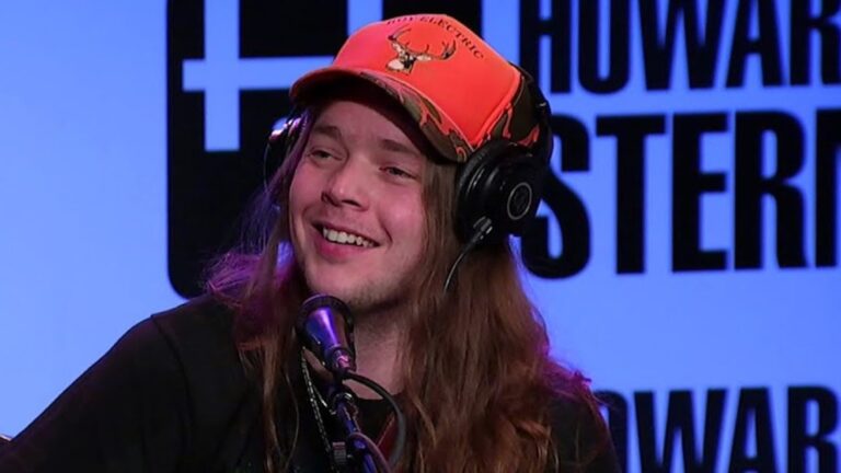 Billy Strings parle de Willie Nelson et joue sur « Howard Stern »