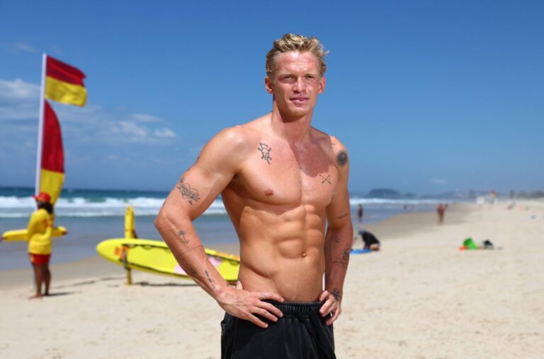 Cody Simpson se lance dans une campagne de sauvetage en surf
