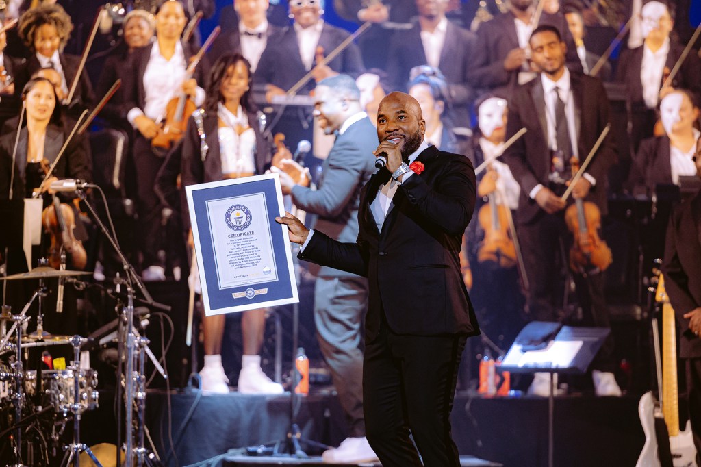 Jeezy établit un record du monde Guinness avec un orchestre de 101 musiciens à Vegas : « Celui-ci est pour les livres… littéralement »