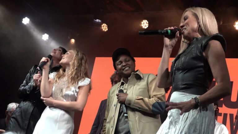 Sheryl Crow chante « If It Makes You Happy » avec St. Vincent, Maggie Rogers, Joy Oladokun et d&rsquo;autres au bénéfice de l&rsquo;ACLU