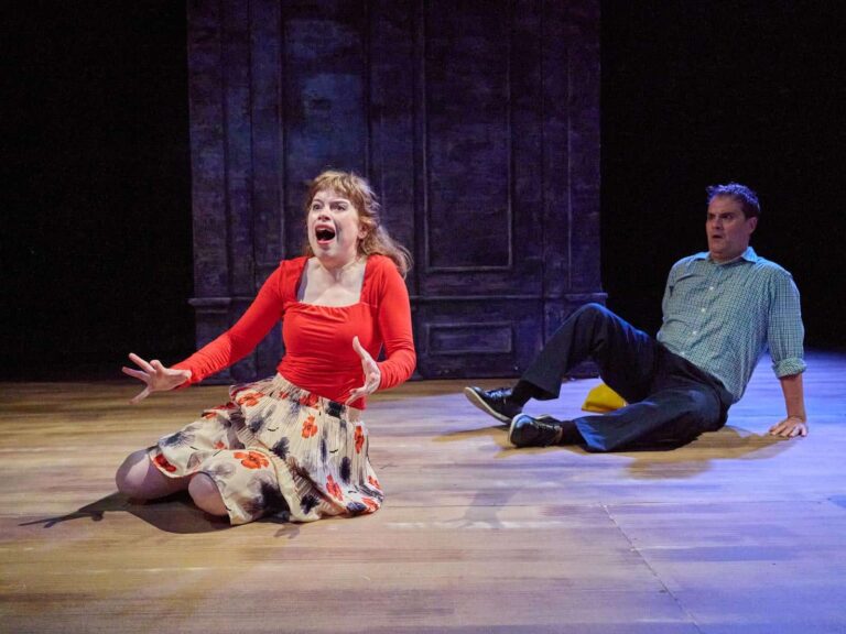 Une rediffusion hilarante de la vulnérabilité aux agressions sexuelles dans « Lie Low » de Solas Nua