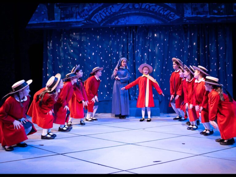 12 charmantes petites filles fêtent le « Noël de Madeline » à Paris