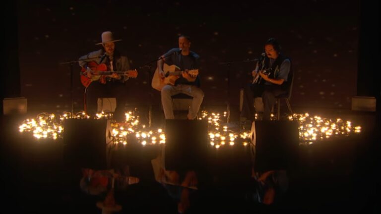 Regardez Jack Johnson et Hermanos Gutiérrez « Hold On To The Light » sur « Kimmel »