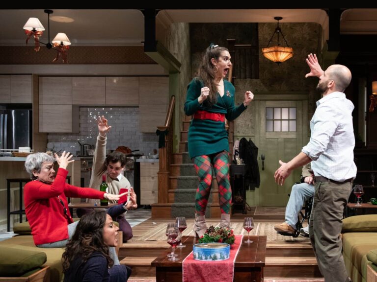 Ryan Rilette explique pourquoi Round House a choisi la farce des fêtes « Rules for Living »