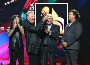 MIAMI, FLORIDE - 19 FÉVRIER : (LR) Juanes, Manolo Diaz, Manuel Alejandro et Carlos vives sur scène lors du 38e Premio Lo Nuestro d'Univision au Kaseya Center le 19 février 2026 à Miami, Floride. (Photo de Jason Koerner/Getty Images)
