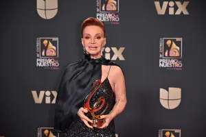 MIAMI, FLORIDE - 19 FÉVRIER : Paloma San Basilio pose avec son prix dans la salle de presse lors du 38e Premio Lo Nuestro d'Univision au Kaseya Center le 19 février 2026 à Miami, Floride. (Photo par Ivan Apfel/Getty Images)