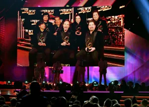 MIAMI, FLORIDE - 19 FÉVRIER : Los Bukis accepte un prix à l'écran lors du 38e Premio Lo Nuestro d'Univision au Kaseya Center le 19 février 2026 à Miami, Floride. (Photo de Jason Koerner/Getty Images)