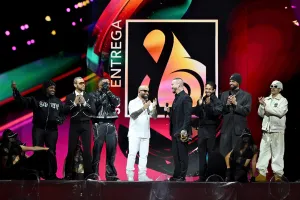 MIAMI, FLORIDE - 19 FÉVRIER : (LR) Sech, Jhayco, Eladio Carrion, Arcángel, J Balvin, Mora, Jay Wheeler et Feid parlent sur scène lors du 38e Premio Lo Nuestro d'Univision au Kaseya Center le 19 février 2026 à Miami, Floride. (Photo de Jason Koerner/Getty Images)