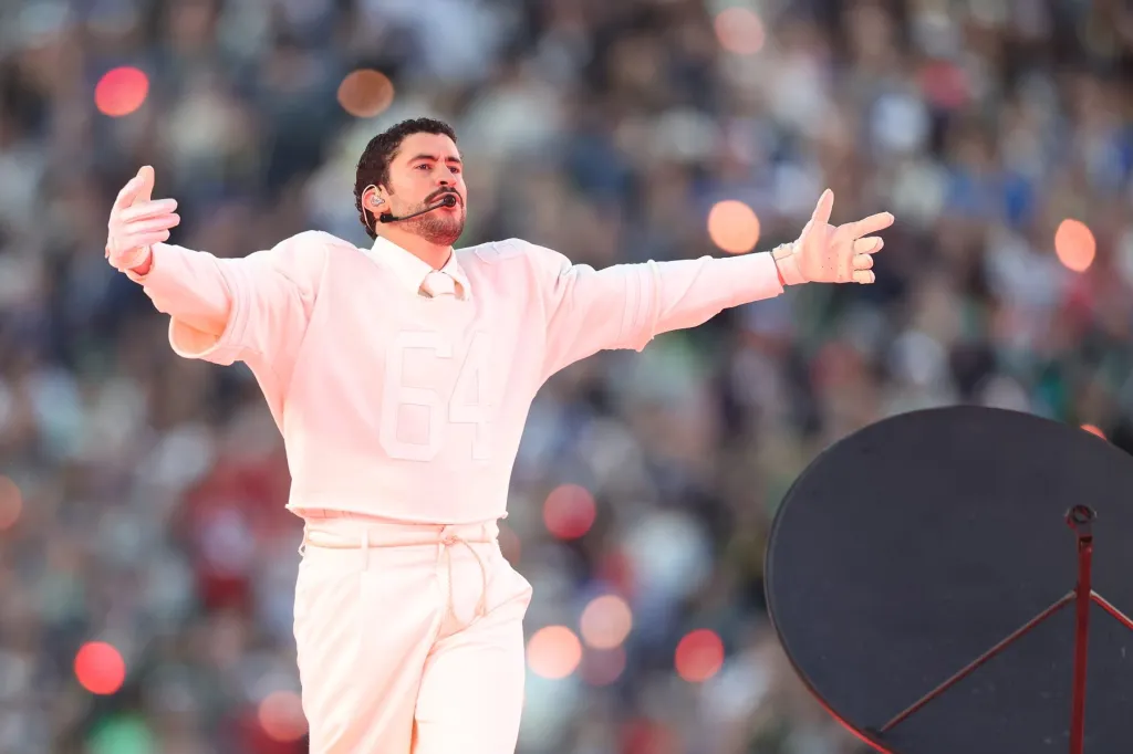 Ask Billboard : un aperçu des moments forts alors que « DtMF » de Bad Bunny atteint la première place du Hot 100