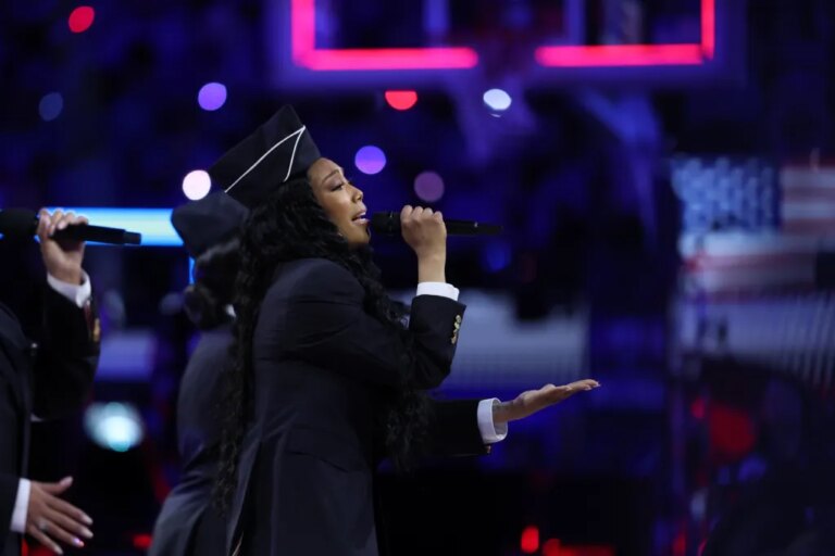Brandy interprète l&rsquo;hymne national américain avec le journal de juin lors du match des étoiles de la NBA 2026