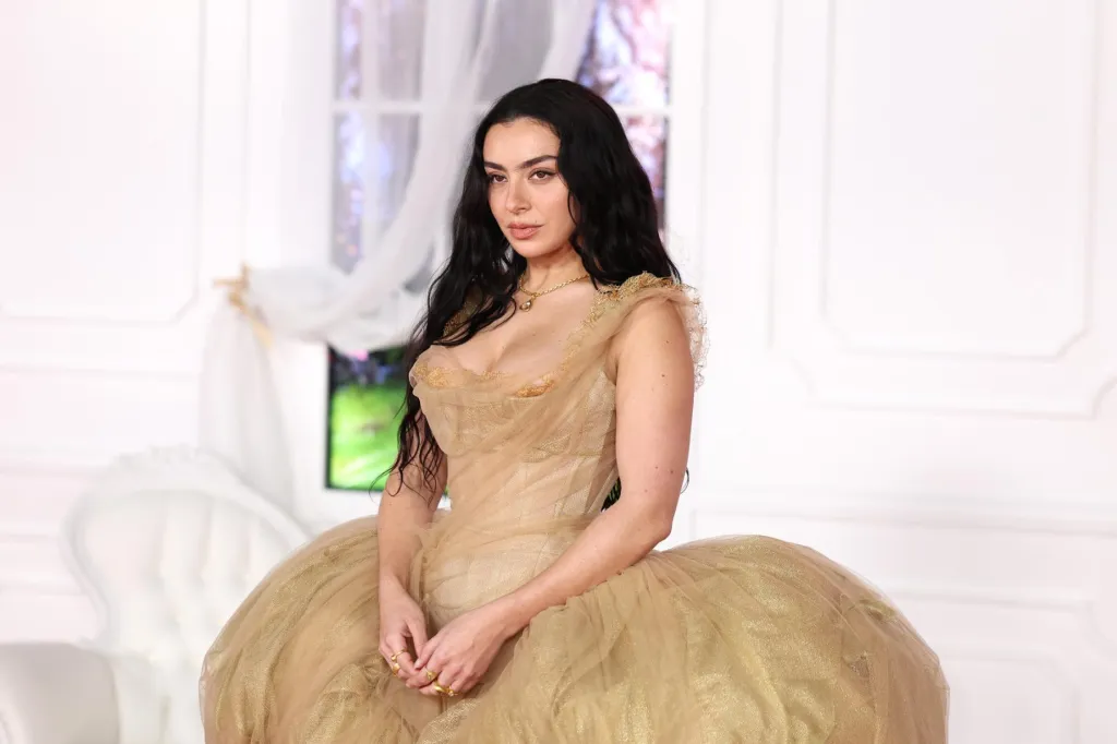 Charli XCX réagit à la danse « Apple » de Dave Grohl dans « The Graham Norton Show »