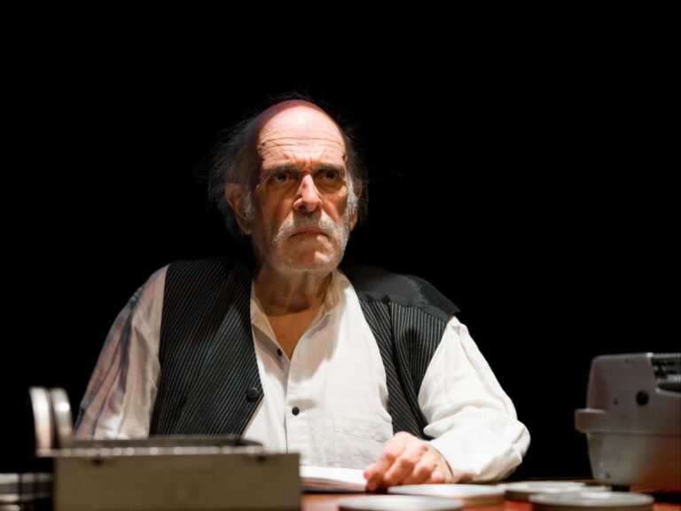 Gravitas et grands acteurs se déroulent dans « Krapp&rsquo;s Last Tape » du Scena Theatre