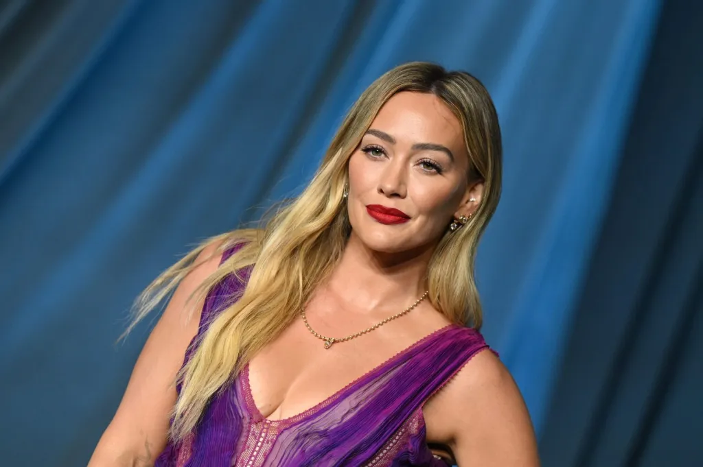 Hilary Duff parle de la dynamique familiale « compliquée » au milieu de rumeurs de rupture et de relations passées « inappropriées » entre les âges