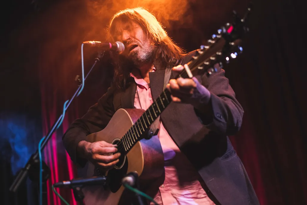 Il y a un épisode d'Evan Dando de "Tiny Desk" de NPR qui "ne sera pas diffusé", selon sa femme