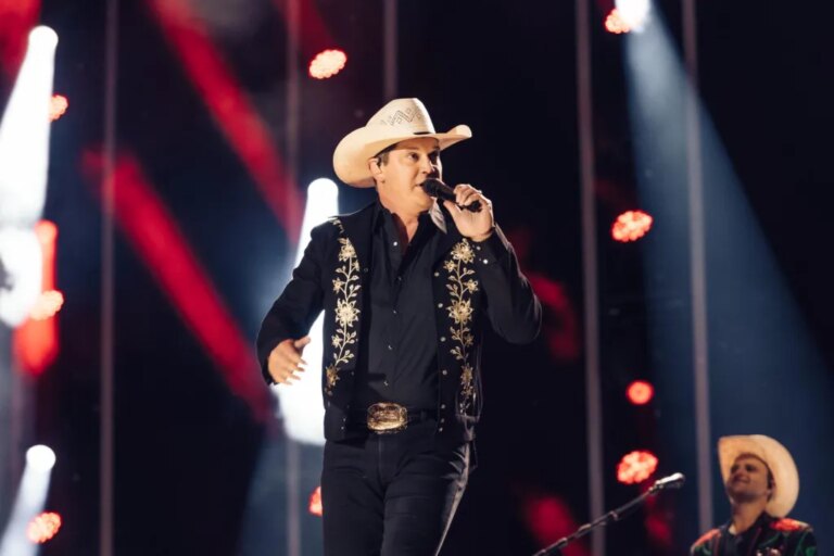 Jon Pardi porte la « Ronka Ronka » avec ses « bottes retirées » : « J&rsquo;espère que c&rsquo;est un tiercé trio « Boot » n°1 »