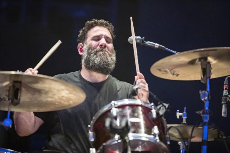 Le batteur du Manchester Orchestra, Timothy Very, est décédé, confirme le groupe