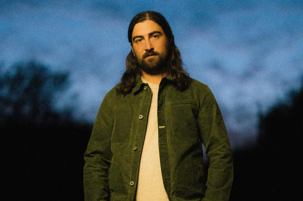 Noah Kahan en tête du classement des diffusions alternatives avec "The Great Divide"