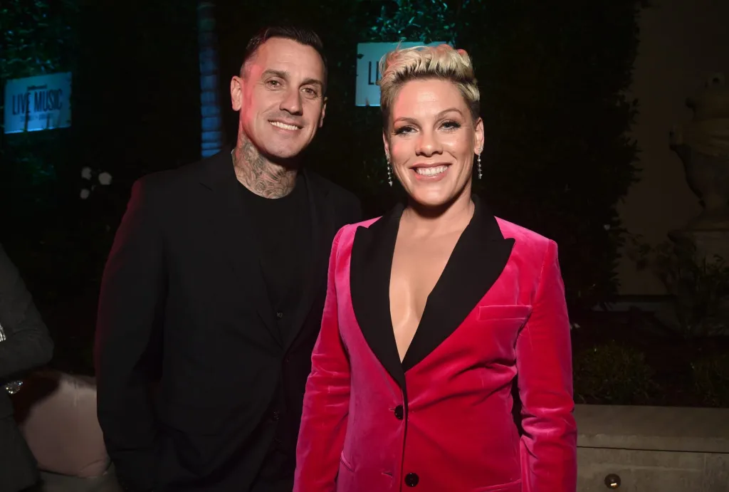 Pink met fin aux « faux » rapports selon lesquels elle et son mari Carey Hart seraient séparés : « Trash News »