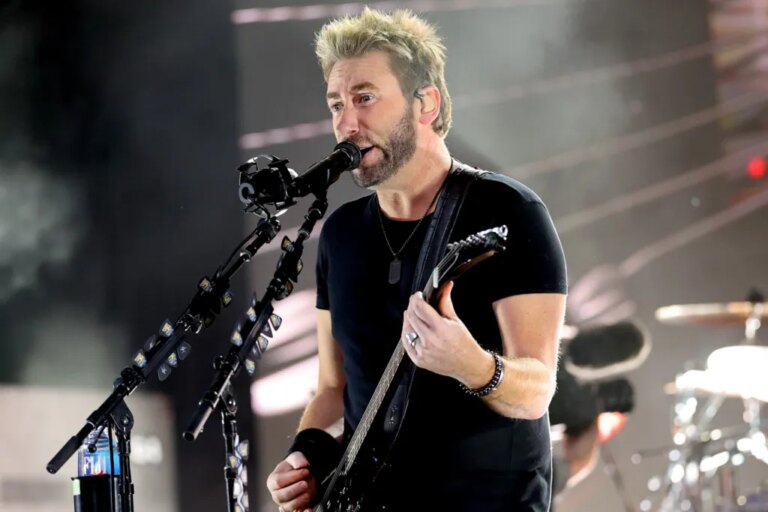 Regardez Chad Kroeger agacé chanter un extrait de « Rockstar » de Nickelback pour un fan exigeant au casino