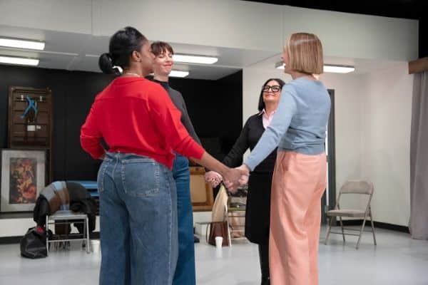 Un regard déroutant sur un groupe de soutien de femmes dans « Les dinosaures » Off-Broadway chez Playwrights Horizons