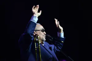 Willie Colon se produit en direct sur scène au James L. Knight Center le 19 février 2022 à Miami, en Floride.