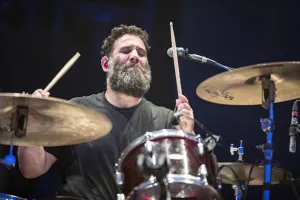 Tim Very du Manchester Orchestra se produit sur scène au North Island Credit Union Amphitheatre le 19 juillet 2025 à Chula Vista, en Californie.