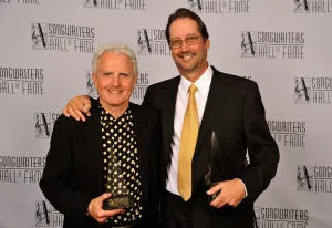 Billy Steinberg et Tom Kelly assistent à la 42e cérémonie annuelle d'intronisation et de remise des prix du Songwriters Hall of Fame au New York Marriott Marquis Hotel - Shubert Alley le 16 juin 2011 à New York.