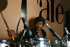 Sly Dunbar se produit au Jazz Cafe le 23 juin 2005 à Londres.