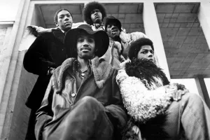 Dans le sens des aiguilles d'une montre, à partir de la gauche : le batteur Tiki Fulwood, le guitariste Tawl Ross, le claviériste Bernie Worrell, Billy "Basse" Nelson et le guitariste Eddie Hazel du groupe funk Parliament-Funkadelic posent pour un portrait en 1971.