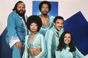 Photo de 5ème Dimension, vers 1969, Californie, Los Angeles. De gauche à droite : Ron Townson, Florence LaRue, Billy Davis Jr., Lamonte McLemore, Marilyn McCoo.