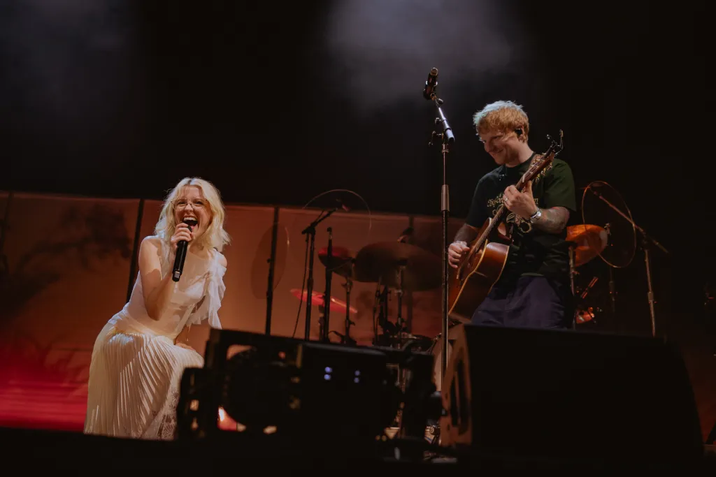 Maisie Peters interprète un duo « magique » avec Ed Sheeran au Intimate Australian Show : regardez