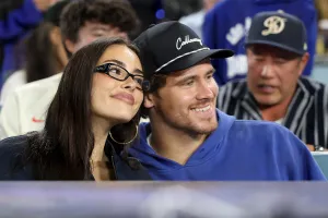 Madison Beer et Justin Herbert des Chargers de Los Angeles regardent le troisième match de la Série mondiale 2025 entre les Blue Jays de Toronto et les Dodgers de Los Angeles au Dodger Stadium le 27 octobre 2025 à Los Angeles, en Californie.