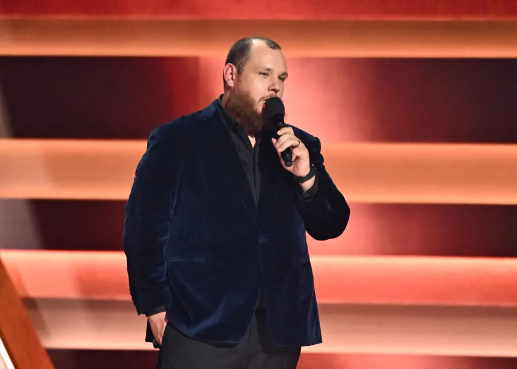 6 nouvelles chansons country incontournables de Luke Combs, Lainey Wilson et 1 vidéo bonus