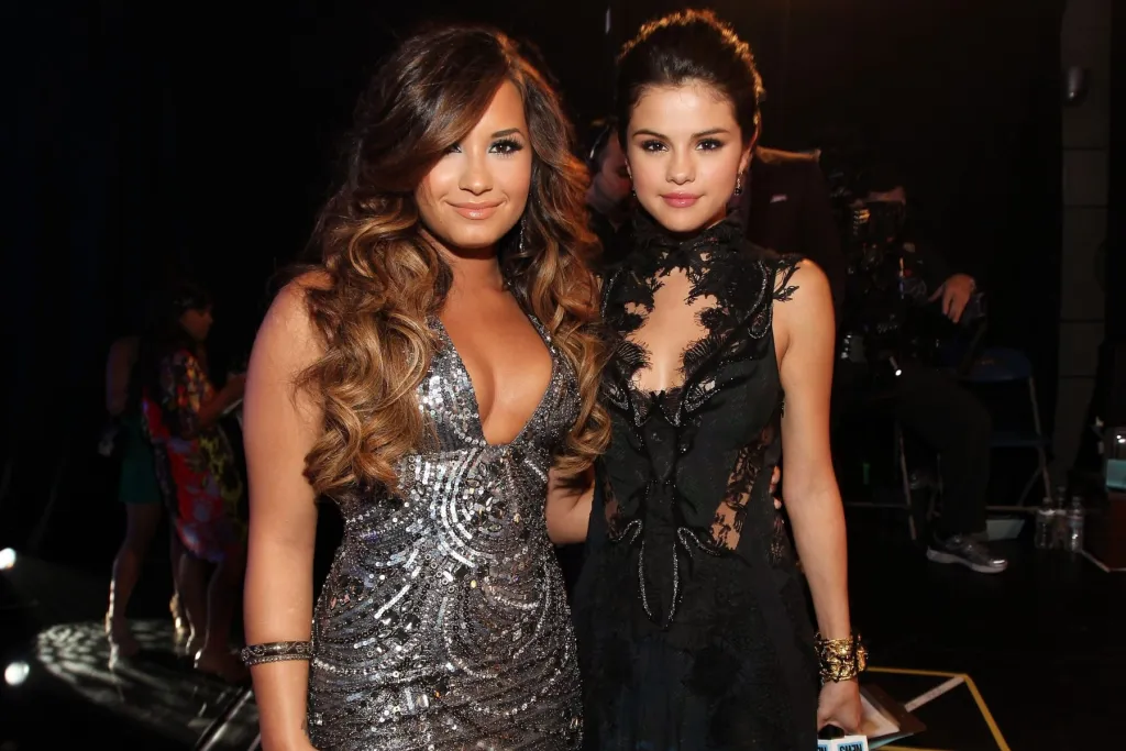 Demi Lovato parle de comparaisons « difficiles » avec Selena Gomez et Miley Cyrus dans Disney Channel Days : « Vous avez naturellement des insécurités »
