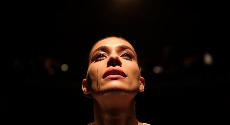 Elle pleure pour de vrai sur scène chaque soir depuis 3 ans — voilà comment elle fait