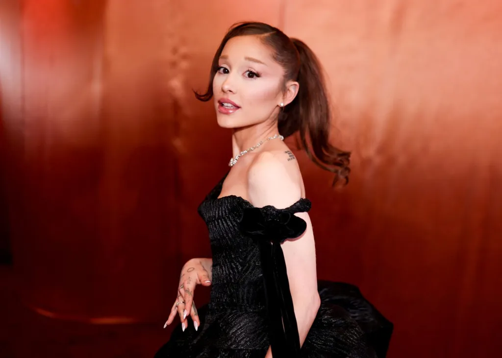 "Eternal Sunshine" d'Ariana Grande est certifié double platine à l'occasion du deuxième anniversaire de l'album
