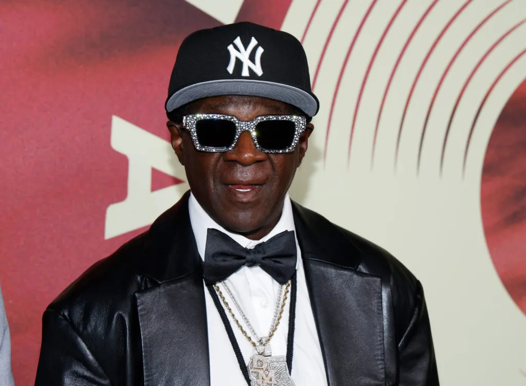 Flavor Flav obtient des billets pour Ed Sheeran et les Backstreet Boys pour le match She Got Game Weekend de Las Vegas en l'honneur des athlètes féminines américaines des Jeux olympiques d'hiver