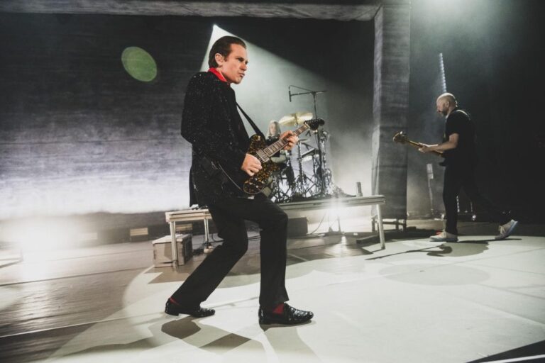 Franz Ferdinand fustige les forces de défense israéliennes pour avoir utilisé « Take Me Out » dans une vidéo de propagande de guerre : « Cela nous rend à la fois nauséeux et furieux »