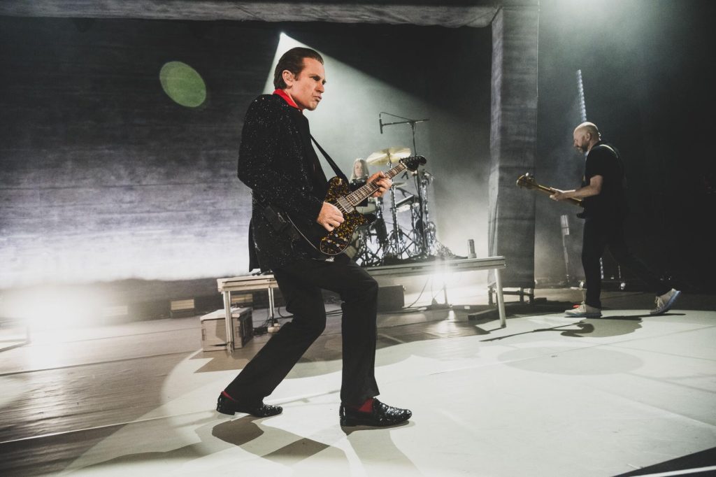 Franz Ferdinand fustige les forces de défense israéliennes pour avoir utilisé « Take Me Out » dans une vidéo de propagande de guerre : « Cela nous rend à la fois nauséeux et furieux »