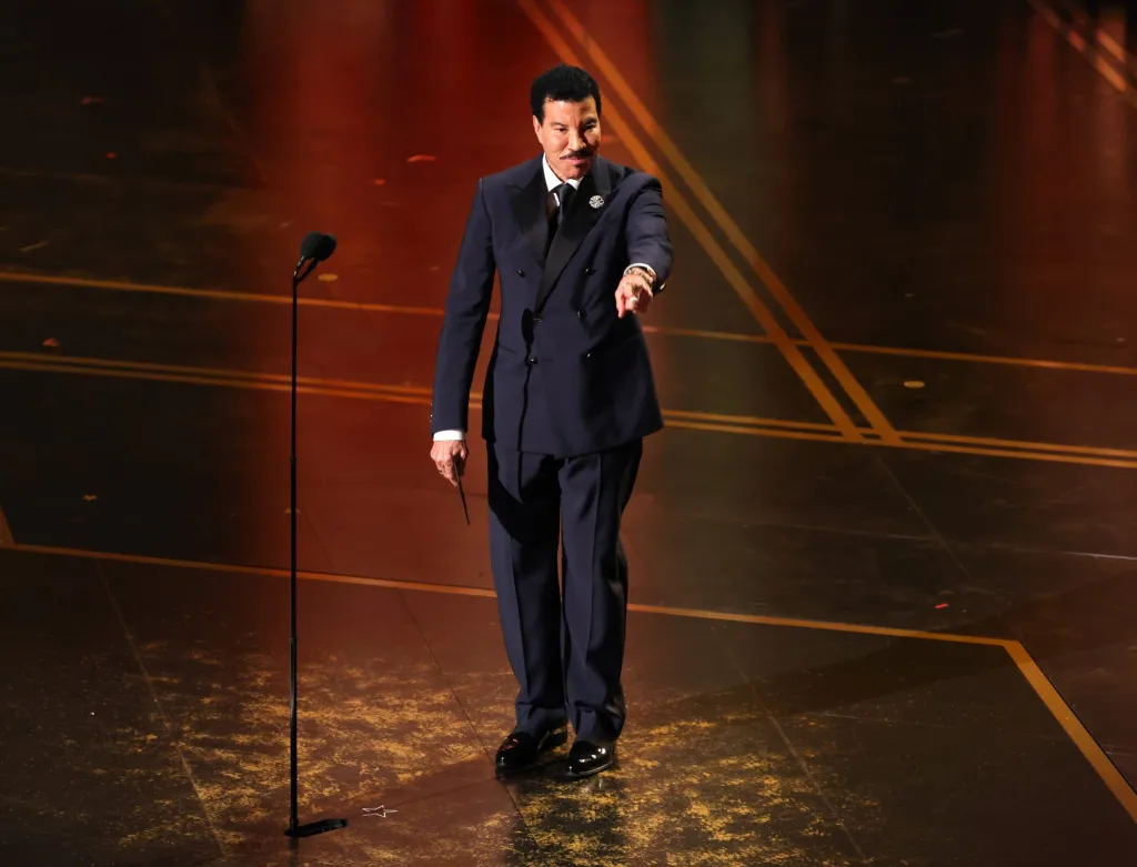 Gene Kelly, Prince, J.Lo, Pavarotti et tous les présentateurs de la meilleure chanson originale aux Oscars : liste complète