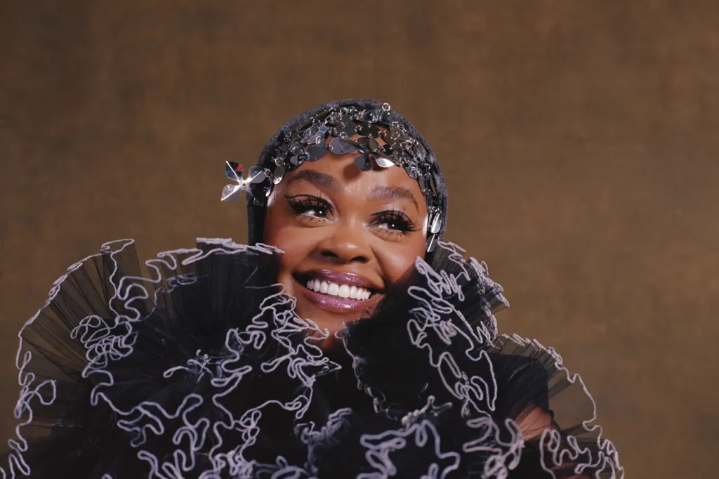 Jill Scott annonce les dates de la tournée mondiale 2026 « À qui cela peut concerner »
