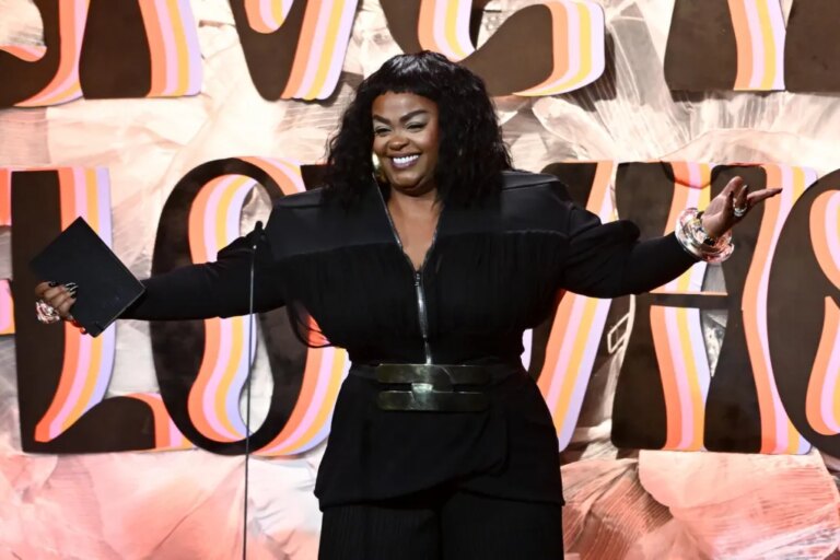 Jill Scott met fin à une pause de 13 ans avec la première place alors que « Pressha » régit la diffusion R&B pour adultes